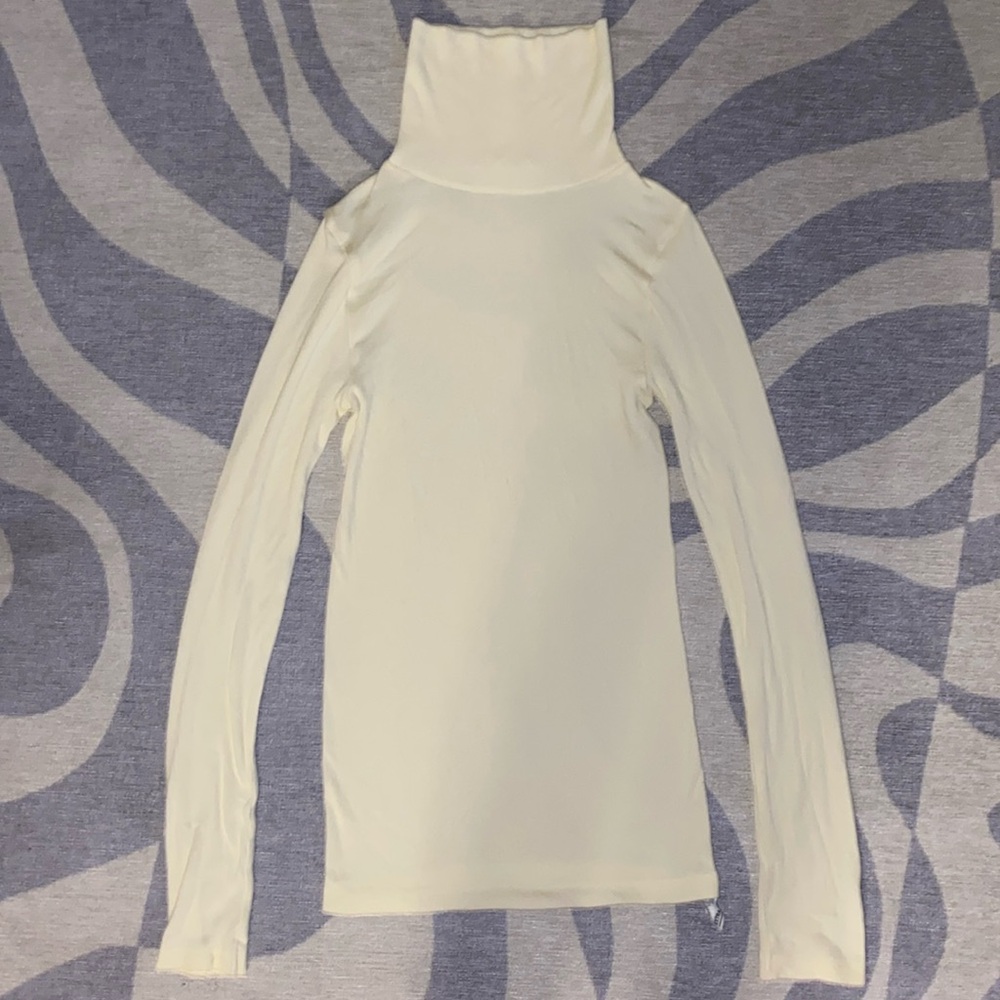 Ribbed Crème Turtle Neck
